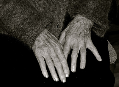 elderly-woman-1036773_400.jpg
